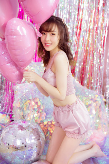 牡丹花下